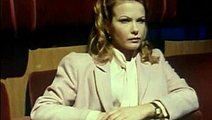 Čudovita rdečelaska spretno zadovoljuje moškega z intenzivnim pihanjem kurca