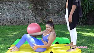 puta culona mexicana seduce a su maestro de yoga para que se la coja 😏