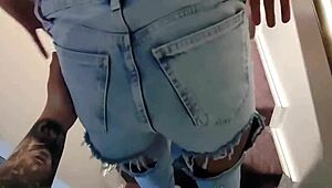 Me cojo a mi vecina culona en las escaleras de la casa de sus padres - se graba con su celular la cara mientras la follo