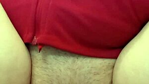 Pisilek és széttárom a puncimat szélesre a kamera előtt