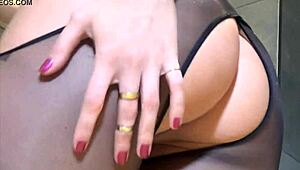 Sonya Durganova Duşta İşiyor ve Mastürbasyon Yapıyor