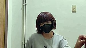 Kitajske ladyboyke na prostem ročna dela na javnih stopnicah s končnim