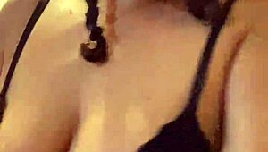 Anna Maria, zrela latinska dominikanska MILF, razkazuje seksi velike joške v tesnih kratkih hlačah