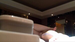 饥渴的中国女孩在狂野行动中阴户被猛干