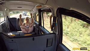 假出租车英国金发美女Candy Banks在车里展示灵活动作