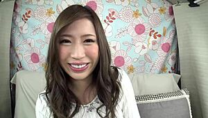 Kauniit vaimot pelaa tuhmia kiinteällä värinällä liven miehille soittessa