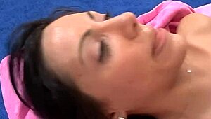 Lela Star toma polla hasta que su cara de adulta se cubre de semen