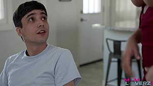 Nevlastná mama Kagney Linn Karter jazdi na svojom chlapcovi tvrdý v misii. Jej veľké cicí a krivý zadok dominujú každým cowgirl pohybom.