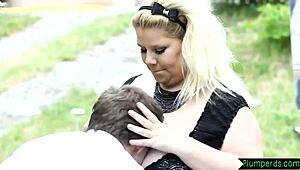 Thick bbw contrasts her curvy body while queening lover outdoors