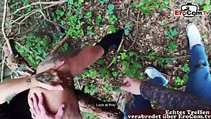 Tetovaná Nemecká Blondína Jebe Verejne v Parku Pri Sextreffen s Veľkými Cicmi