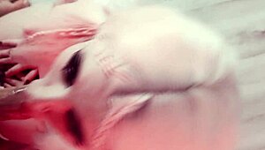 Bu sevimli hatun yarağımı açgözlüce emiyor.