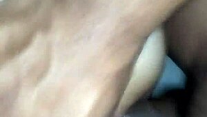 Chlíčková děvka si nechá tvrdě ošukat prdel