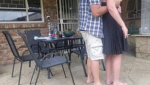 زوجة الجارة تُمسك في مشهد رفع التنانير في الهواء الطلق