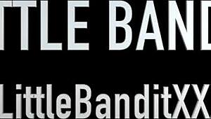 Tää hoikka rosvo tanssii meil tytöille seksikkäästi.