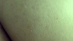 Mientras dormitaba, mi hermano me toca el culo con fuerza 😏