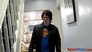 Tipa amatoare cu sâni mari îl păcălește pe tocilar să-i sugă sălbatic. Omule, folosește șarmul britanic ca un pro!