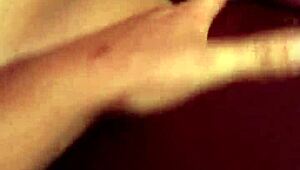 Kinky stesønn ser på at mor onanerer!