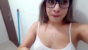 Gostosa Bem Safada Na Faxina Fica Se Exibindo