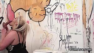 Neobvyklá fuck loutka polyká každou kapku výstřiku ve divokém POV blowbangu