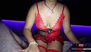 Amateur Thai girl with curves satisfies white tourist in steamy encounter