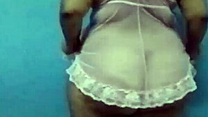 la mamá de mi esposa se puso a bailar en ropa interior y la grabe cuando se dió cuenta se puso a posar incluso se masturbó mi suegra para mi