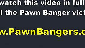 O bože, video sam ovu pravu tinejdžerku 18+ medicinsku sestru kako gura gaćice u svoju pičku!