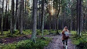 Slatka 18-godišnja beba sa plavim očima sisa duboko napolju u javnosti