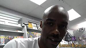 OH JA! Gloryhole-babe FUCKET og CREAMPIET af MONSTER-KØD!