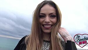 Клара Миа, млада френска брюнетка, жадува големи дебели пишки