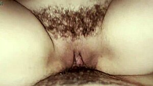 Mehukas MILF tilaa ruoan kotiinkuljetuksen, ratsastaa kuljetusmiehen isoa kyrpää kun mies on poissa. Mikä on sun tekosyy?