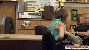 busty holka se nechá tvrdě prcat v zastavárně creepem