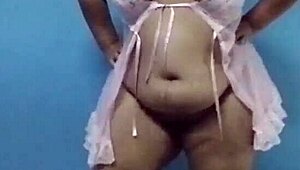 la mamá de mi esposa se puso a bailar en ropa interior y la grabe cuando se dió cuenta se puso a posar incluso se masturbó mi suegra para mi