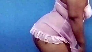 la mamá de mi esposa se puso a bailar en ropa interior y la grabe cuando se dió cuenta se puso a posar incluso se masturbó mi suegra para mi