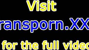 Matură trans frumoasă își freacă tare pula singură.