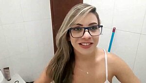 Gostosa Bem Safada Na Faxina Fica Se Exibindo