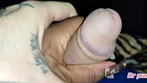 Ebony Brasileira Punheteira Deixa Usar A Mão Para Tirar Todo O Leite Do Pau Com 23Cm