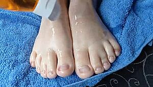 Wow! Check out those oiled feet getting a wild massage online!