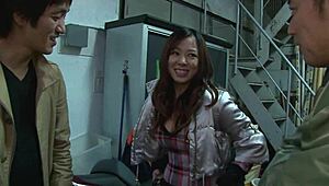 Japansk Fru Hemligt Knullad av Hela Lägenhetsbyggnaden Utan Att Berätta För Mannen