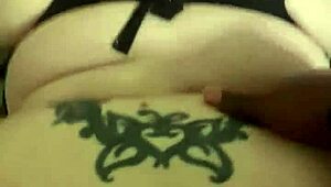 Ngentot Pantat Putih Berminyak Doggy Sambil Berdiri Bertato