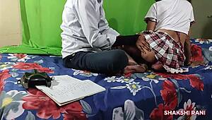 معلمة تيوشن هندية تنيك طالبها في عمل ديسي هندي خام.