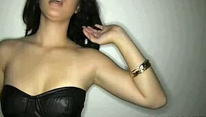 bombshell daisy summers passionately licks balls and sucks cock