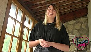 دافينا الطالبة الخبيثة تعرض صدرها الكبير في لعبة مؤخرة