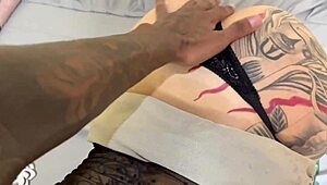 يا، أول مرة الشاب ده اللي عمره 18+ ينيك بيبي أبيض مطعومة بدون واقي!