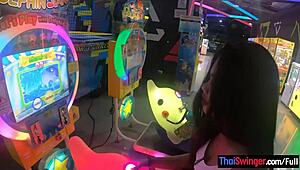 Thajská amatérská osmnáctka kamarádka si hraje s vibrátorem