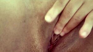 نوفينيا هاوية جميلة تعن حتى يصل كسها المبلل إلى الهزة الجميلة