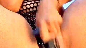 Lesbiana sentada caliente deja correr en boca durante masturbación