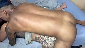 يا، أول مرة الشاب ده اللي عمره 18+ ينيك بيبي أبيض مطعومة بدون واقي!