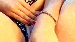 Lesbiana sentada caliente deja correr en boca durante masturbación