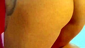 Lesbiana sentada caliente deja correr en boca durante masturbación