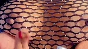 Lesbiana sentada caliente deja correr en boca durante masturbación